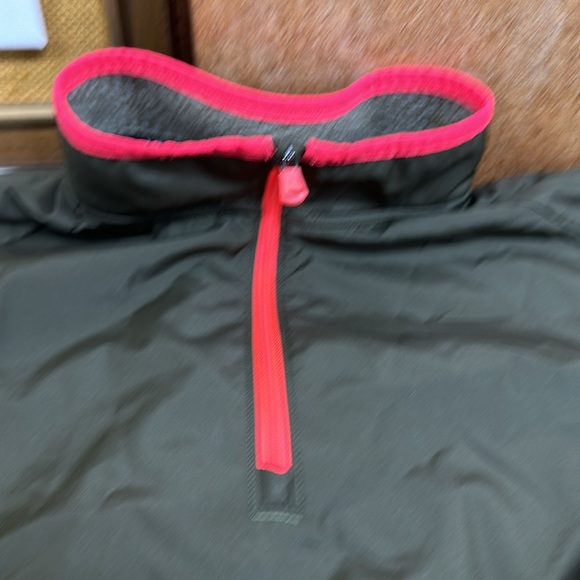 Boys Large Pullover Under Armour Green Plush with Water Resistant Shoulder Chest - Picture 3 of 7